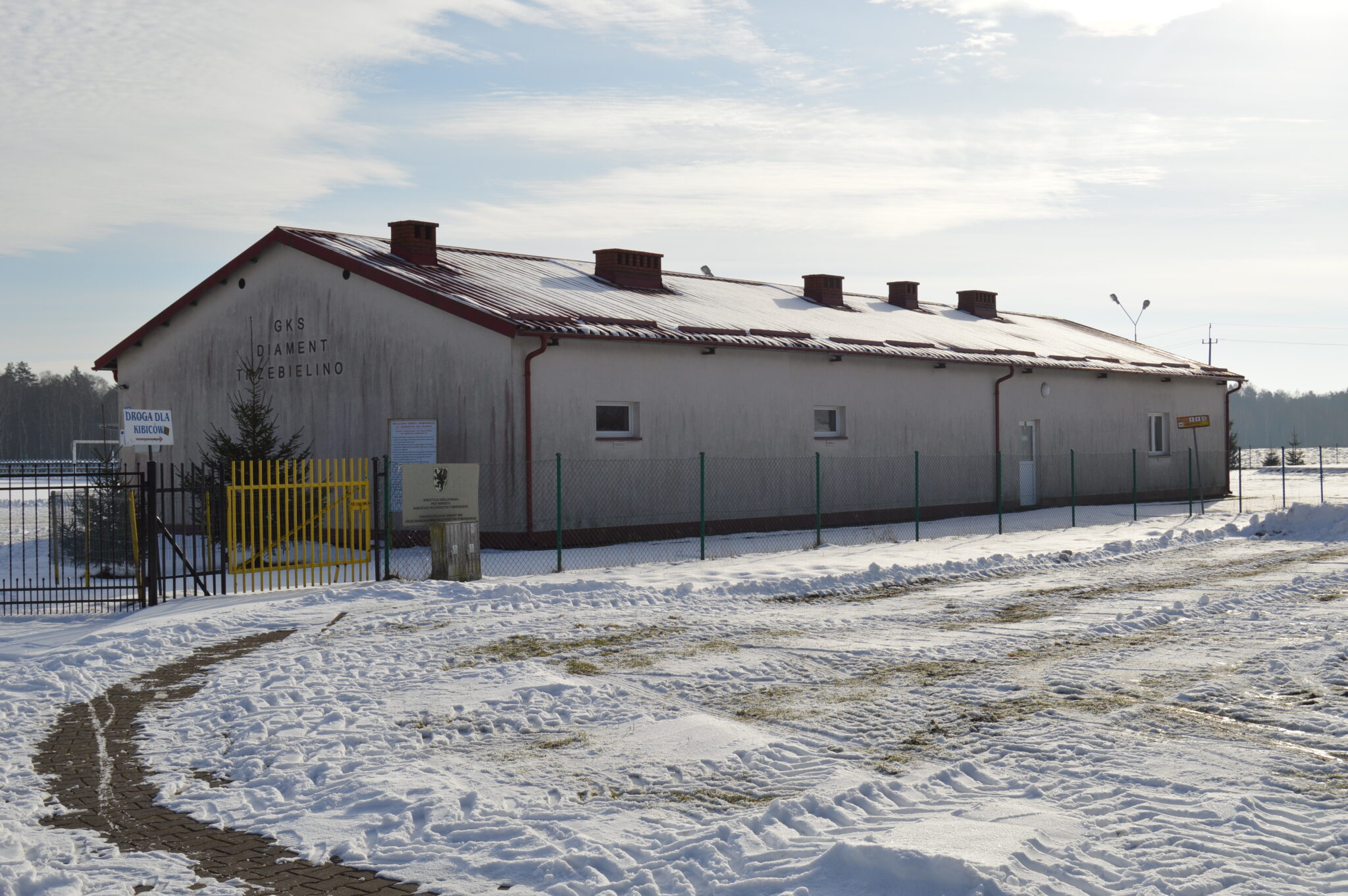 Budynek przy stadionie w&nbsp;Trzebielinie
