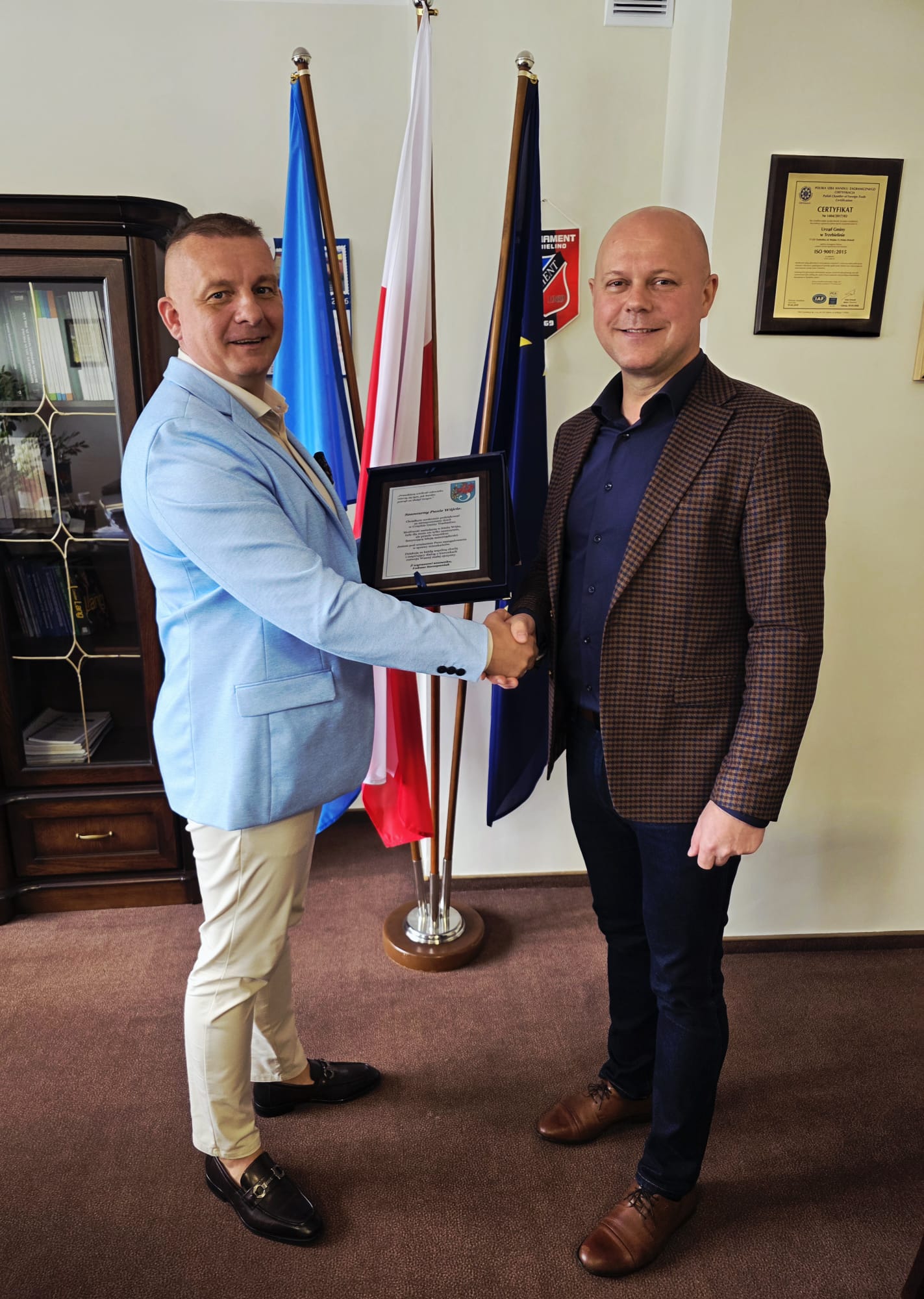 Łukasz Szczczepanik i&nbsp;W&oacute;jt Daniel Chwarzyński podają sobie dłoń w&nbsp;celu symbolicznego przekazania obowiazk&oacute;w.