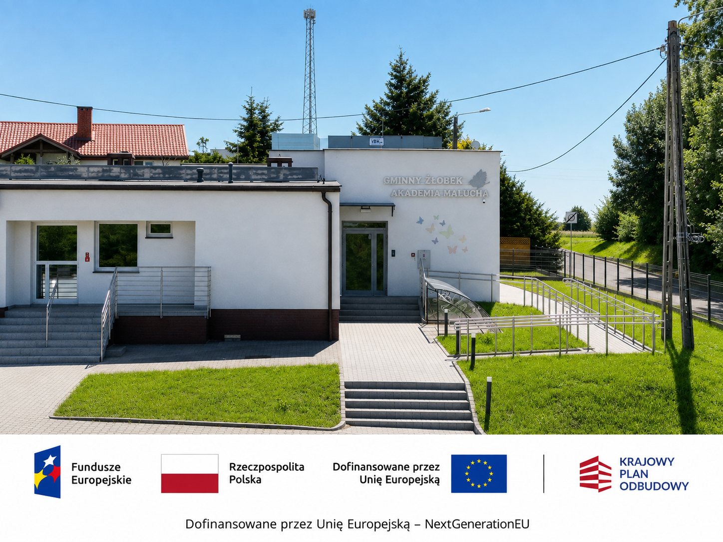 wejście do żłobka Akademia Malucha wraz z&nbsp;logotypami