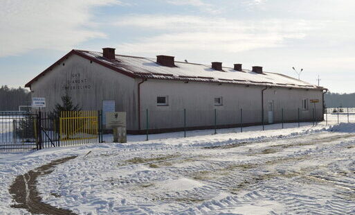 Budynek przy stadionie w Trzebielinie