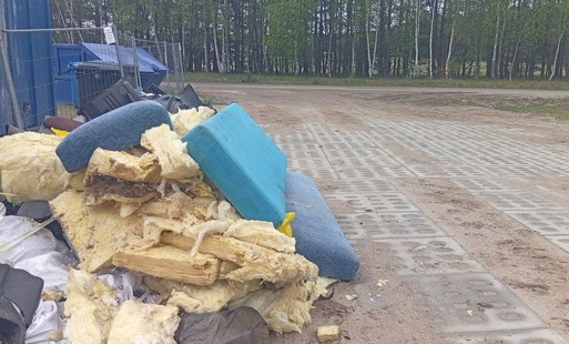 Podrzucone odpady pod PSZOK, sterta starych mebli i wypełnienia tapczanów