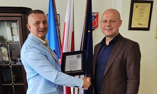 Łukasz Szczczepanik i Wójt Daniel Chwarzyński podają sobie dłoń w celu symbolicznego przekazania obowiazków.